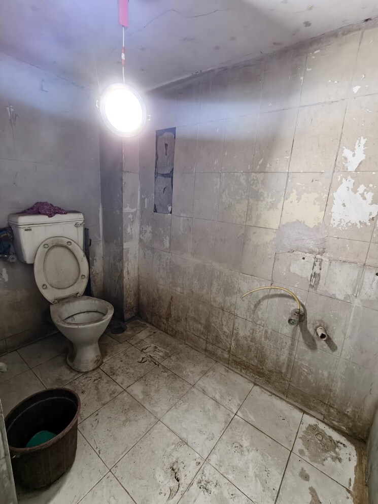 Bathroom, kothari-compound Commercial Warehouse 2750 Sq.Yd. In Kokanipada Thane 9041328