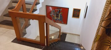 Furnished Amenities in 5 BHK Apartment at Mahalakshmi Nagar – for Rent