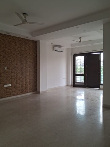 Room in 3 BHK Builder Floor at Sushant Vyapaar Kendra, Sector 43 – for Rent