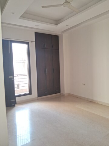 Room in 3 BHK Builder Floor at Sushant Vyapaar Kendra, Sector 43 – for Rent