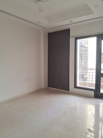 Room in 3 BHK Builder Floor at Sushant Vyapaar Kendra, Sector 43 – for Rent