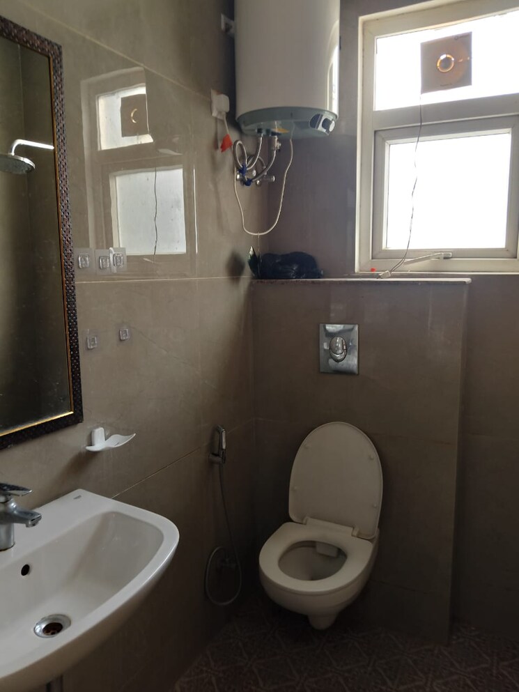 Bathroom, sushant-vyapaar-kendra 3 Bedroom 300 Sq.Yd. Builder Floor In Sector 43 Gurgaon 9041472