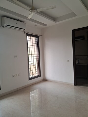 Room in 3 BHK Builder Floor at Sushant Vyapaar Kendra, Sector 43 – for Rent