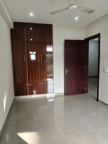 Room in 3 BHK Builder Floor at Ansal Sushant Apartments, Sushant Lok I – for Rent