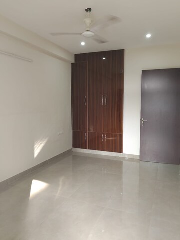 Room in 3 BHK Builder Floor at Ansal Sushant Apartments, Sushant Lok I – for Rent