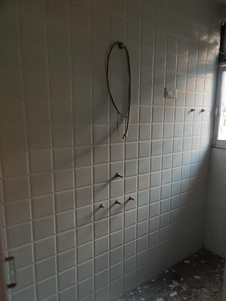 Bathroom, uma-cooperative-society 3.5 Bedroom 1150 Sq.Ft. Apartment In Mayur Vihar 1 Delhi 9041483