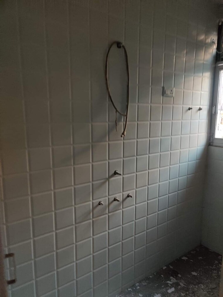 Bathroom, uma-cooperative-society 3.5 Bedroom 1150 Sq.Ft. Apartment In Mayur Vihar 1 Delhi 9041483