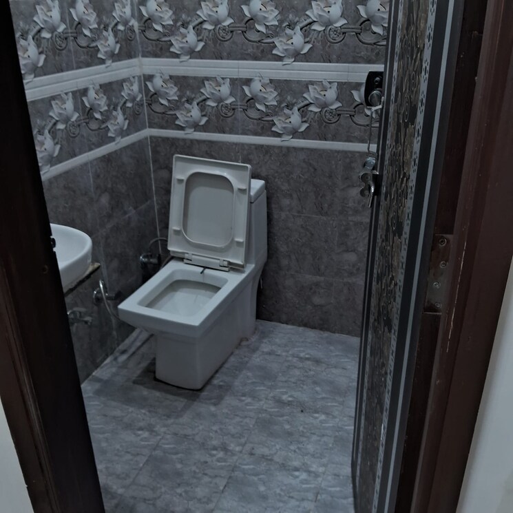 Bathroom, sushant-lok-3 3 Bedroom 220 Sq.Yd. Builder Floor In Sector 57 Gurgaon 9041488