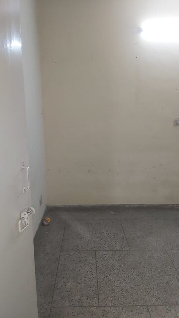 Room in 2.5 BHK Apartment at Mayur Vihar – for Rent