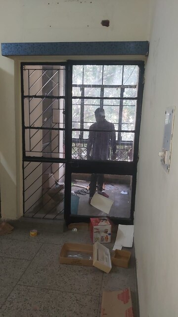 Furnished Amenities in 2.5 BHK Apartment at Mayur Vihar – for Rent