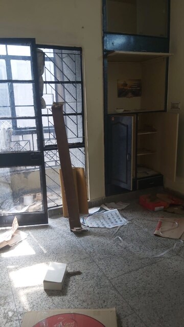 Living Room in 2.5 BHK Apartment at Mayur Vihar – for Rent