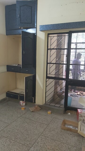 Furnished Amenities in 2.5 BHK Apartment at Mayur Vihar – for Rent