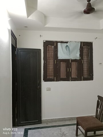 Furnished Amenities in 3 BHK Builder Floor at Laxmi Nagar – for Sale