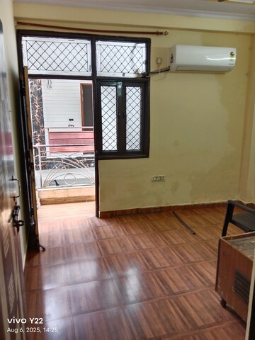 Room in 2 BHK Builder Floor at Laxmi Nagar – for Rent