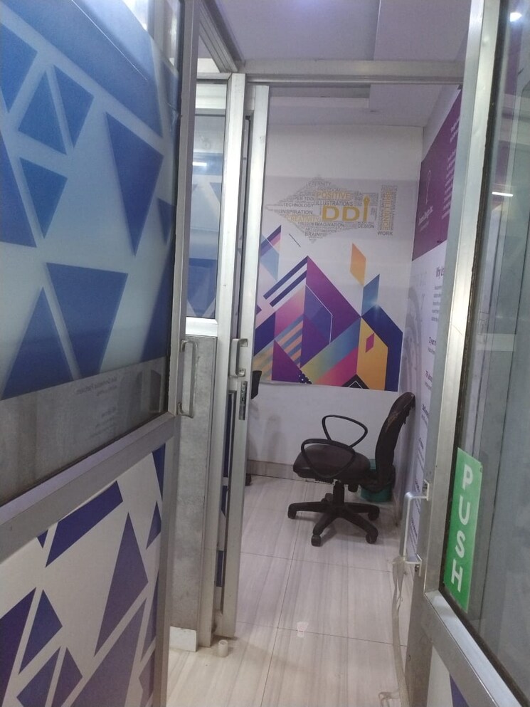 Balcony, hazratganj Commercial Office Space 800 Sq.Ft. In Hazratganj Lucknow 9041597