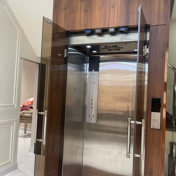 Lift in 6 BHK Independent House at Rajaji Nagar – for Sale