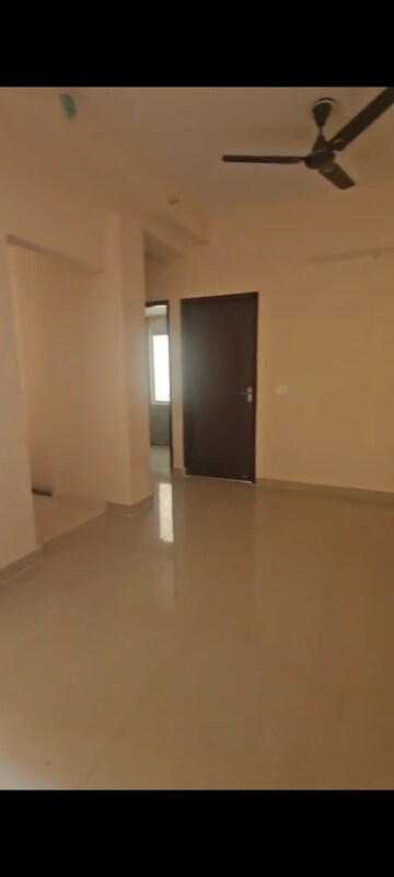 Room in 2 BHK Apartment at Amrapali Dream Valley, Tech Zone 4 Greater Noida – for Rent