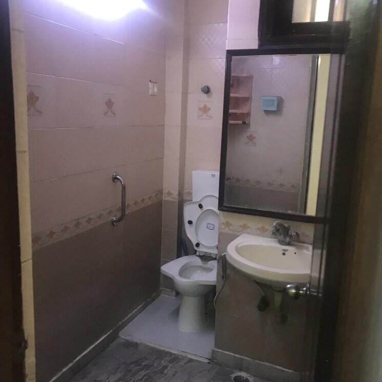 Bathroom, lajpat nagar i 2 Bedroom 900 Sq.Ft. Builder Floor In Lajpat Nagar I Delhi 9041673