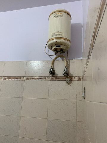 Attached Bathroom in 1.5 BHK Builder Floor at Gomti Nagar – for Rent