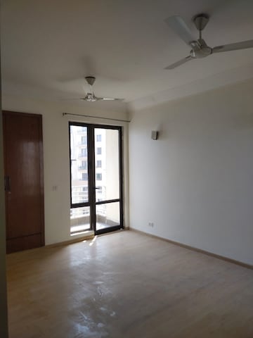 Room in 3 BHK Apartment at Unitech Fresco, Sector 50 – for Rent