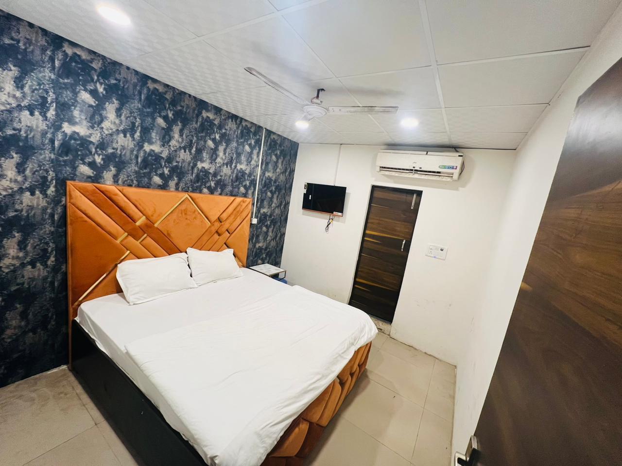 3 BHK + Pooja Room,Study Room,Extra Room Apartment For Rent in Rohini Sector 5