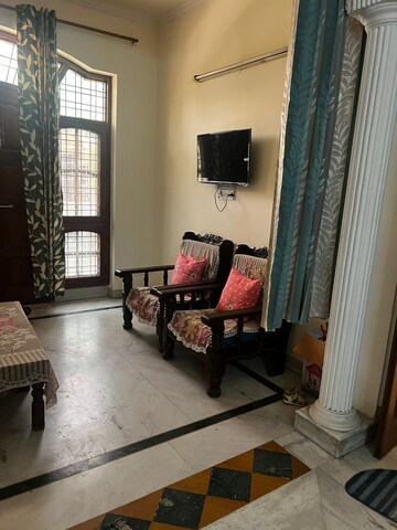 Living Room in 3 BHK Builder Floor at Sector 40 – for Rent