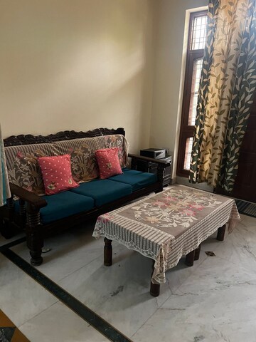 Bedroom in 3 BHK Builder Floor at Sector 40 – for Rent