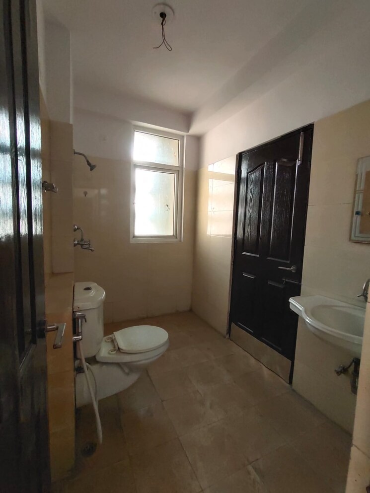 Bathroom, ramprastha-pearl-court 4 Bedroom 2200 Sq.Ft. Apartment In Vaishali Sector 7 Ghaziabad 9041930