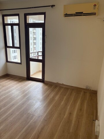 Room in 3 BHK Apartment at Vipul Belmonte, Sector 53 – for Rent