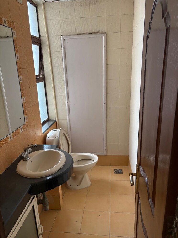 Bathroom, vipul-belmonte 3 Bedroom 2200 Sq.Ft. Apartment In Sector 53 Gurgaon 9041934