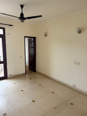 Room in 3 BHK Apartment at Vipul Belmonte, Sector 53 – for Rent