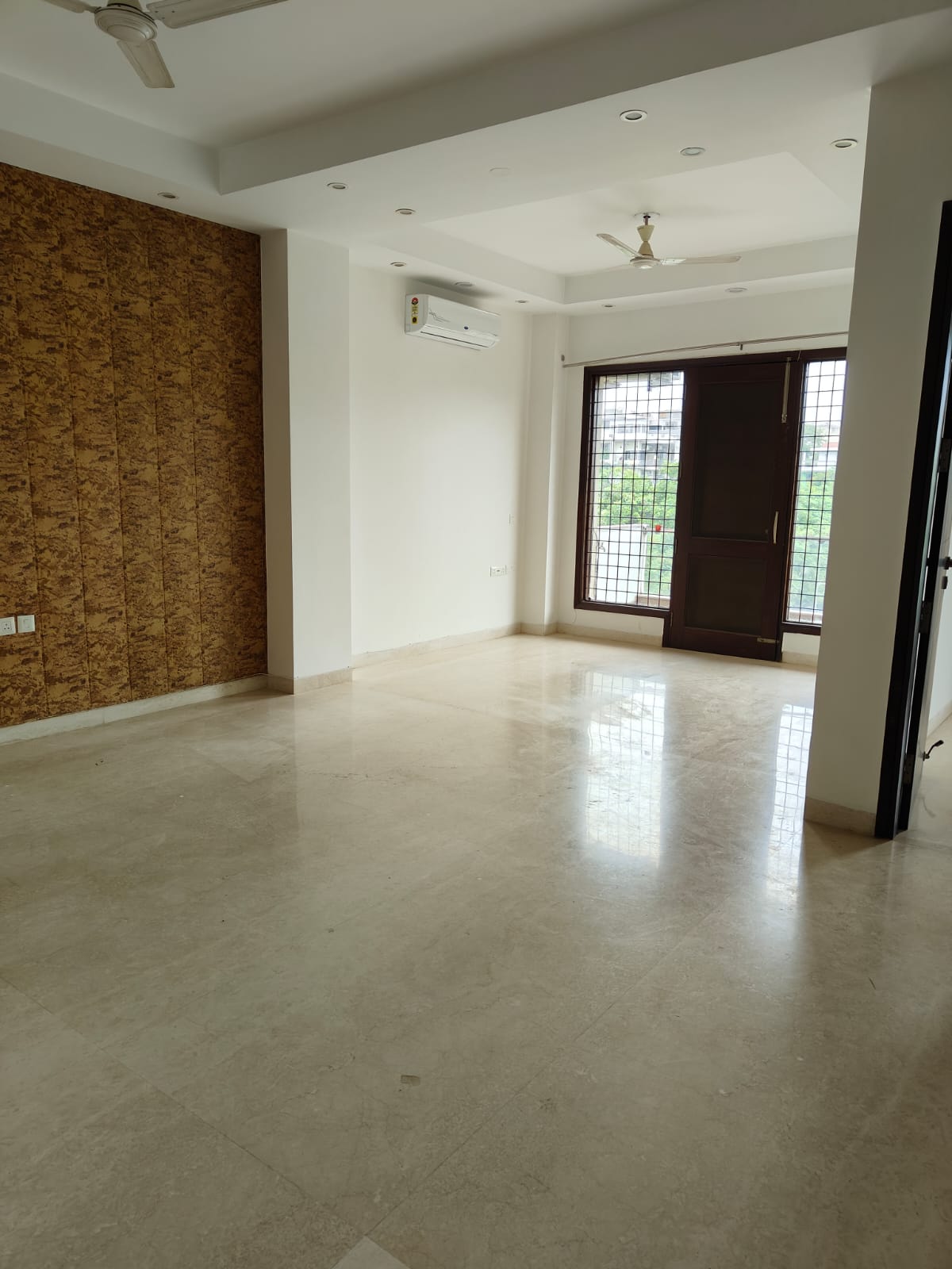 3 BHK + Servant Room 2200 Sq.Ft. Builder Floor in Sushant Lok 2