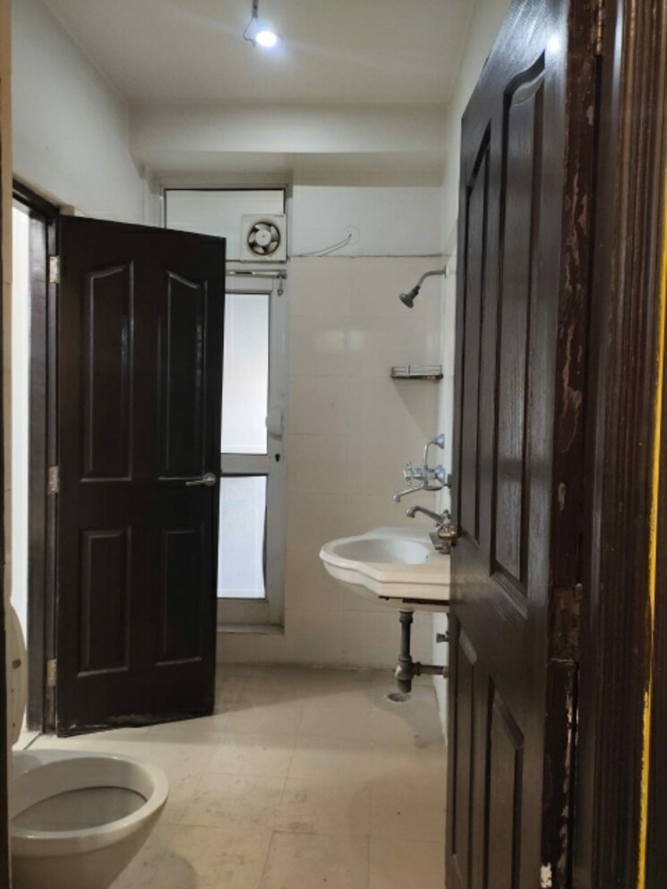 Bathroom, ramprastha-pearl-court 3 Bedroom 1470 Sq.Ft. Apartment In Vaishali Sector 7 Ghaziabad 9041968