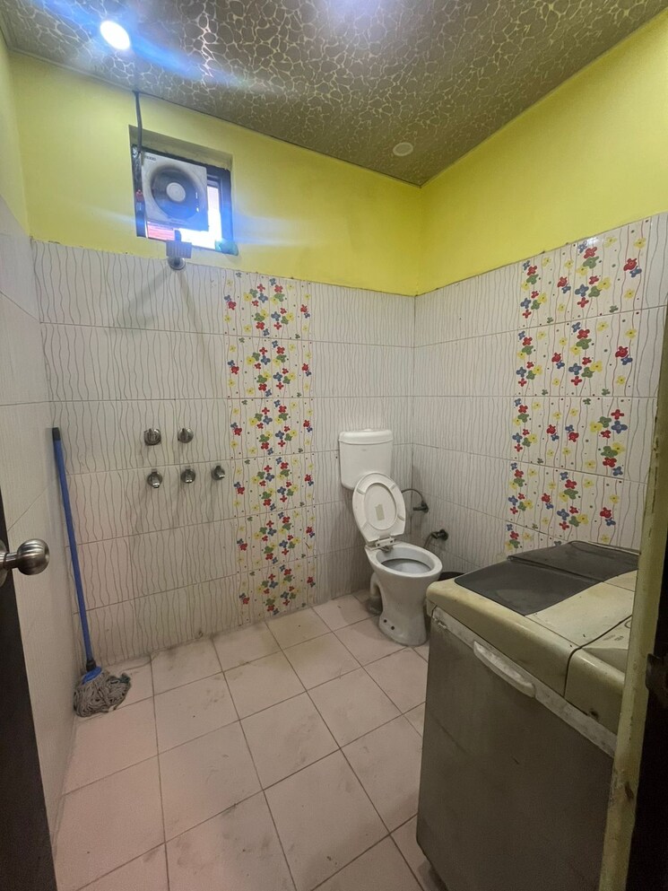 Bathroom, dwarka mor 3 Bedroom 810 Sq.Ft. Builder Floor In Dwarka Mor Delhi 9042050