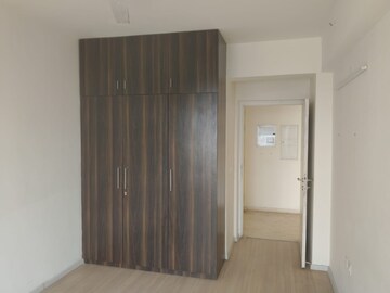 Room in 3 BHK Apartment at DLF The Skycourt, Sector 86 – for Rent