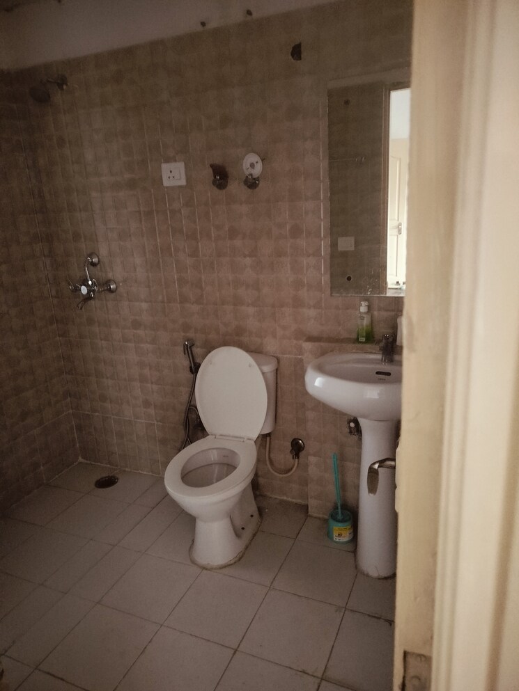 Bathroom, mapsko-paradise 3 Bedroom 1340 Sq.Ft. Apartment In Sector 83 Gurgaon 9042141