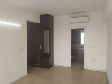 Room in 3 BHK Apartment at DLF The Skycourt, Sector 86 – for Sale