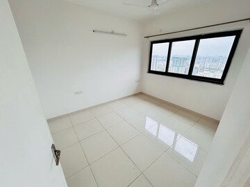 Room in 2 BHK Apartment at Amanora Gold Towers, Amanora Park Town – for Sale