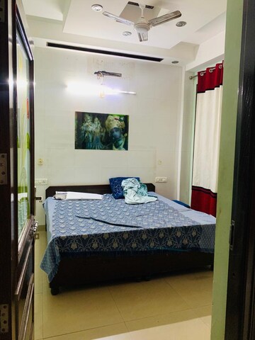 Room in 3 BHK Builder Floor at Vip Road – for Rent
