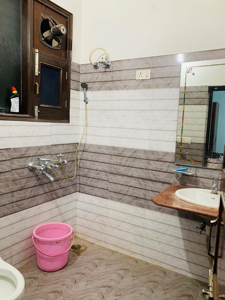Attached Bathroom, vip road 3 Bedroom 1800 Sq.Ft. Builder Floor In Vip Road Zirakpur 9042508