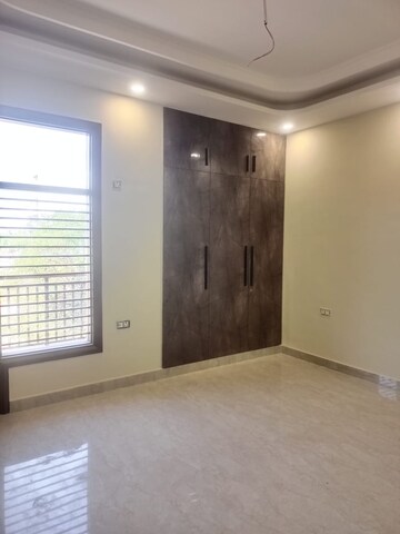 Room in 3 BHK Builder Floor at BPTP Parklands, Sector 76 – for Rent