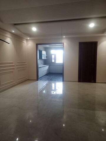 Room in 3 BHK Builder Floor at BPTP Parklands, Sector 76 – for Rent