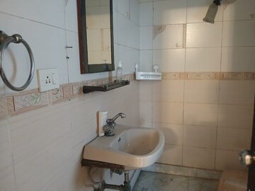 Bathroom in 3.5 BHK Apartment at Orchid Island, Sector 51 – for Rent