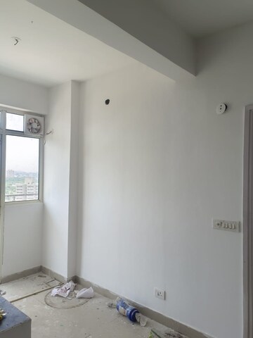 Room in 2 BHK Apartment at Suncity Avenue 76, Sector 76 – for Rent