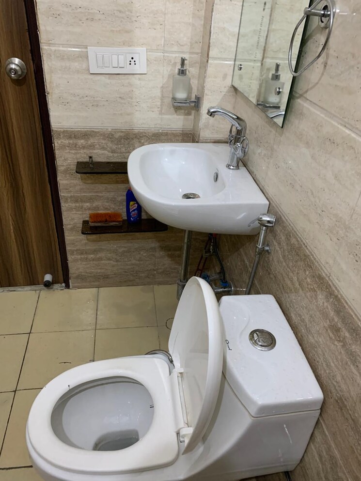 Bathroom, patel nagar 2 Bedroom 700 Sq.Ft. Builder Floor In Patel Nagar Gurgaon 9042909