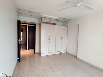 Room in 3 BHK Apartment at Mirchandani Triton, Santacruz West – for Rent