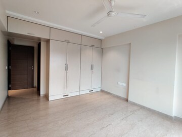 Room in 3 BHK Apartment at Mirchandani Triton, Santacruz West – for Rent