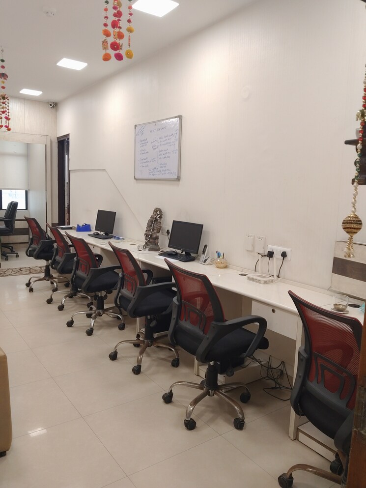 Team Area, netaji subhash place Commercial Office Space 462 Sq.Ft. In Netaji Subhash Place Delhi 9043178