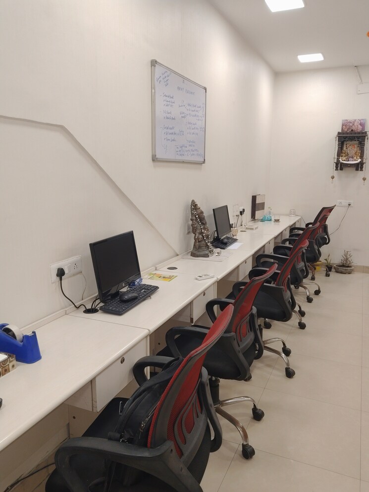 Team Area, netaji subhash place Commercial Office Space 462 Sq.Ft. In Netaji Subhash Place Delhi 9043178