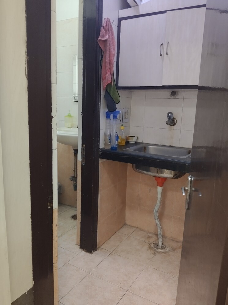 Bathroom, netaji subhash place Commercial Office Space 462 Sq.Ft. In Netaji Subhash Place Delhi 9043178